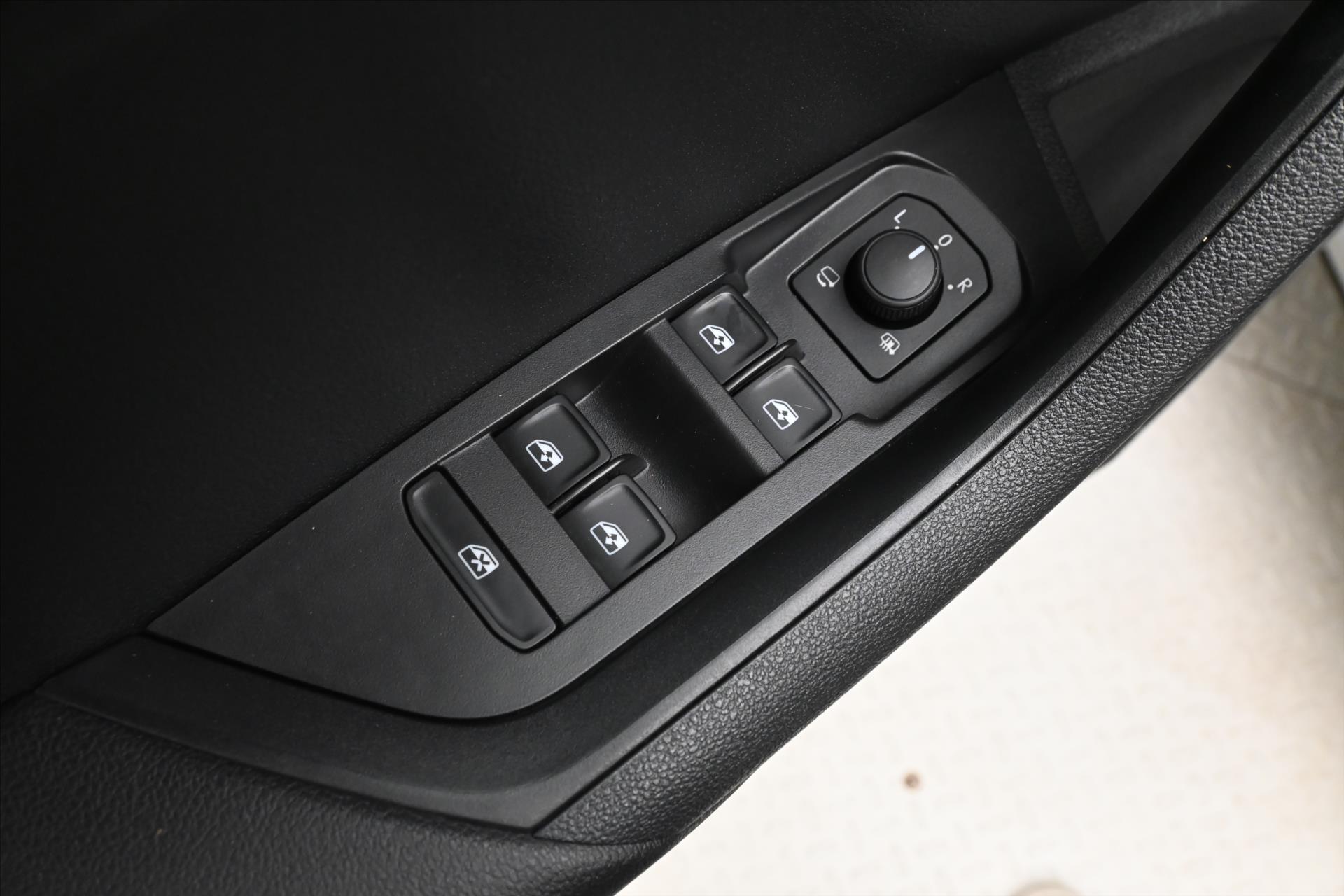 Hlavní fotografie vozu Škoda Karoq 2,0 TDI 85 kW DSG Ambition Záruka až 5 let (25)