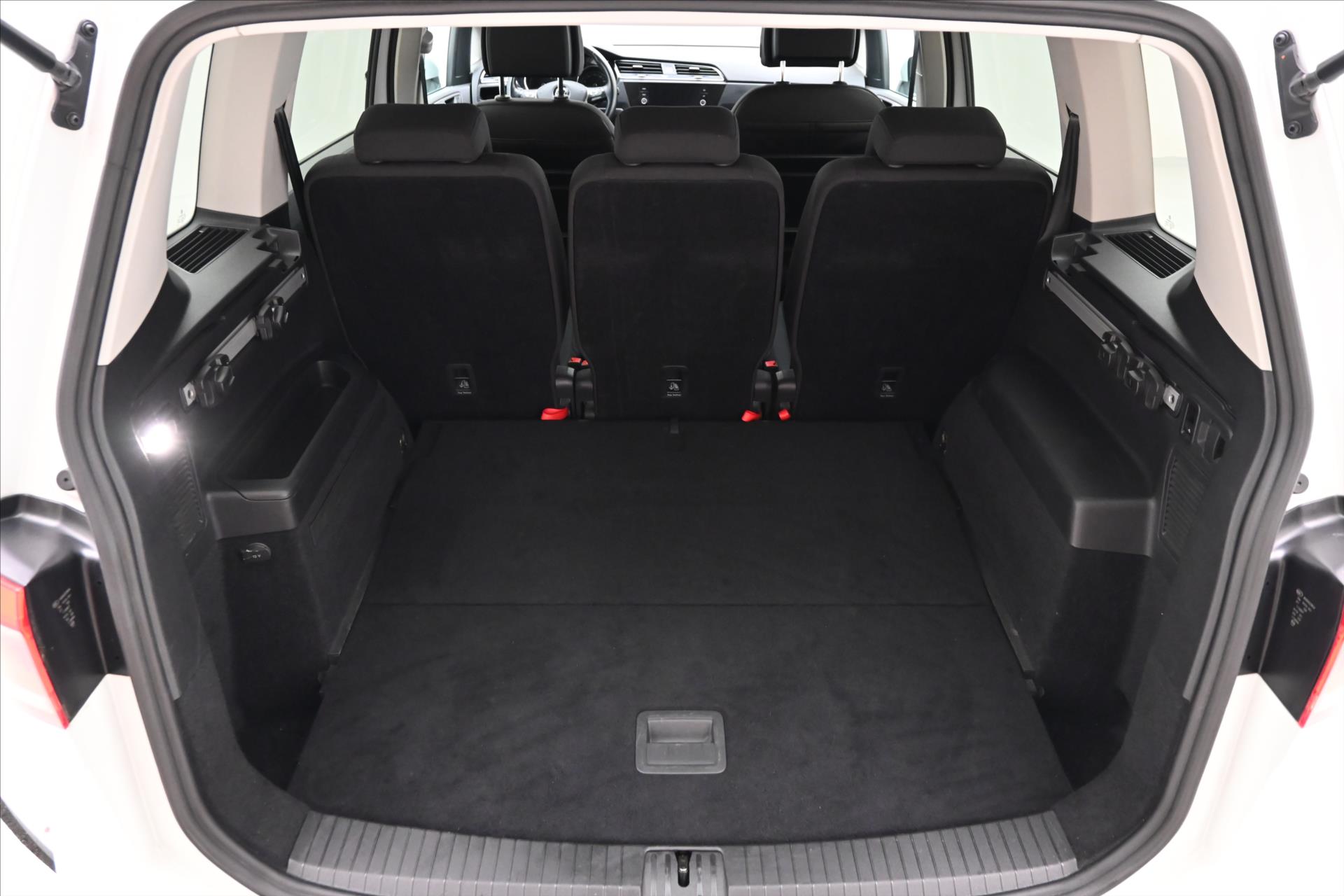 Hlavní fotografie vozu Volkswagen Touran 2,0 TDI 110 kW TAŽNÉ LED Záruka až 5 let (11)