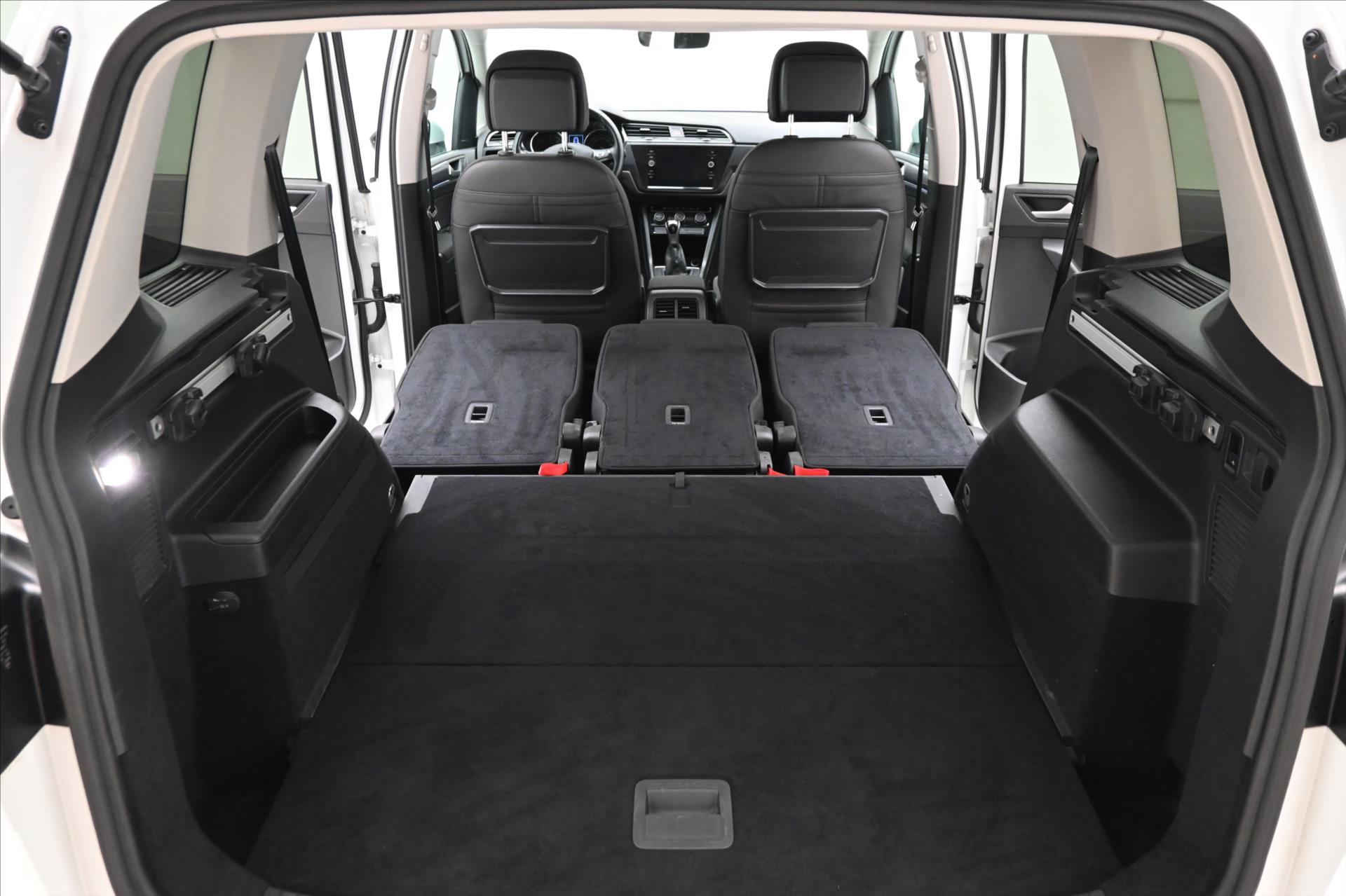 Hlavní fotografie vozu Volkswagen Touran 2,0 TDI 110 kW TAŽNÉ LED Záruka až 5 let (12)