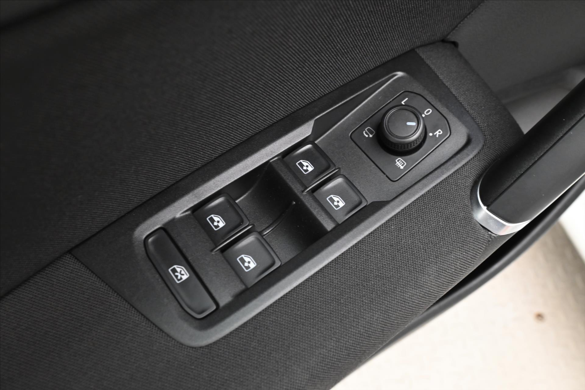 Hlavní fotografie vozu Volkswagen Touran 2,0 TDI 110 kW TAŽNÉ LED Záruka až 5 let (26)