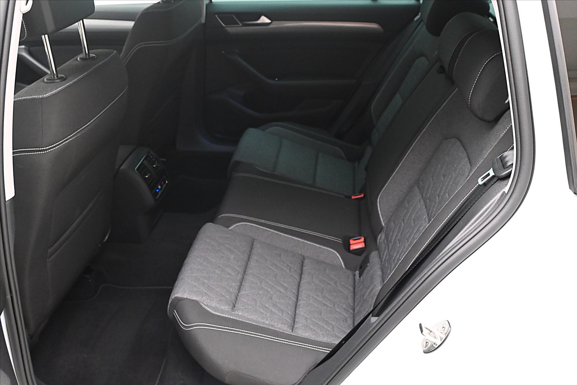Hlavní fotografie vozu Volkswagen Passat 2,0 TDI 110 kW DSG Business Záruka až 5 let (13)