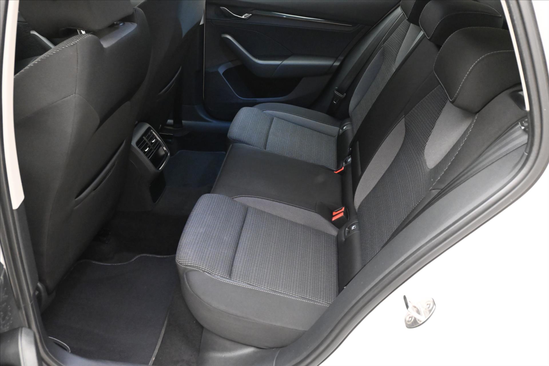 Hlavní fotografie vozu Škoda Octavia 2,0 TDI 110kW DSG Ambition Záruka až 5 let (15)