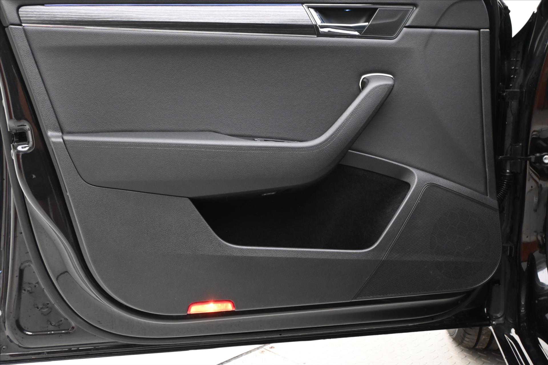 Hlavní fotografie vozu Škoda Superb 2,0 TDI 110kW DSG Style Záruka až 5 let (25)