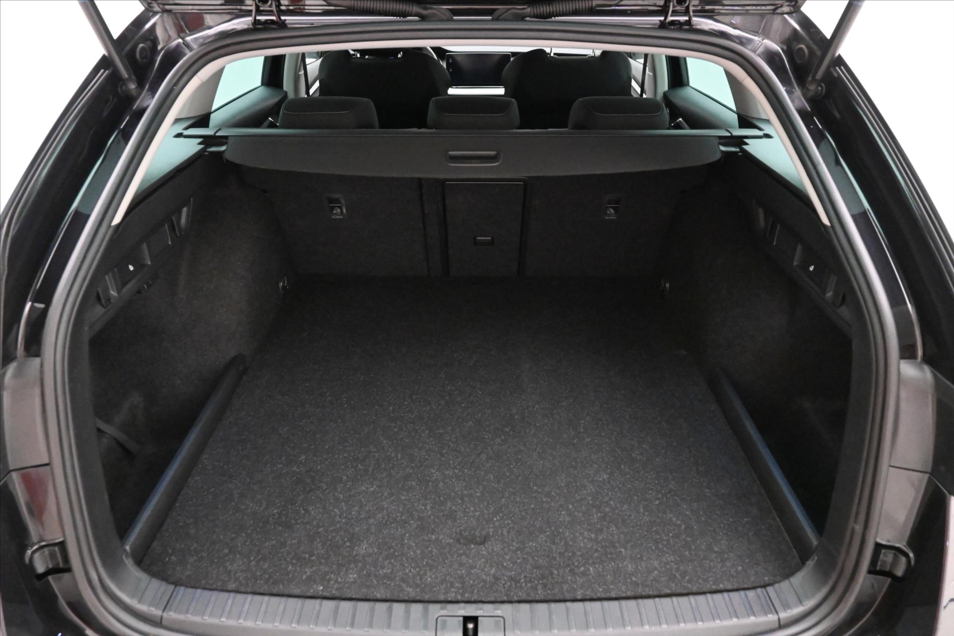 Hlavní fotografie vozu Škoda Octavia 1,4 TSI iV 150kW DSG Style Záruka až 5 let (11)