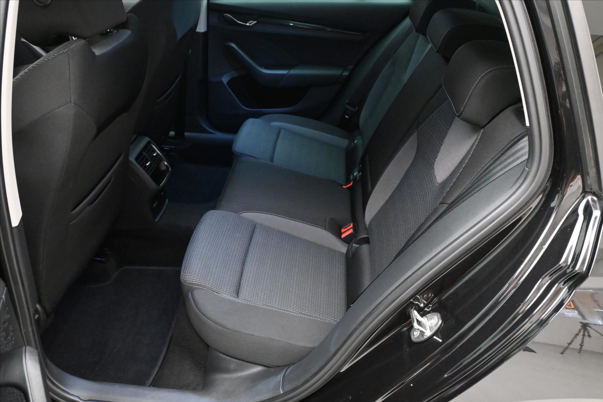 Hlavní fotografie vozu Škoda Octavia 1,4 TSI iV 150kW DSG Style Záruka až 5 let (15)