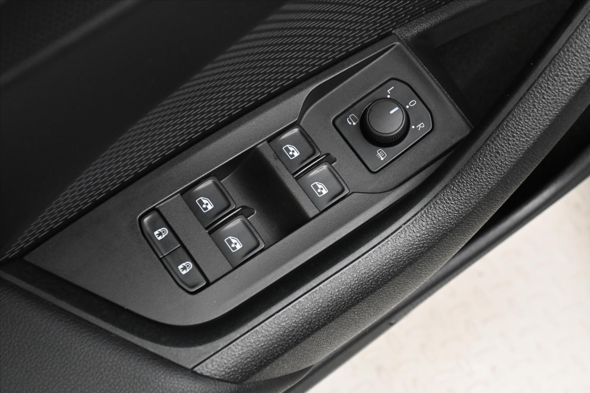 Hlavní fotografie vozu Škoda Octavia 1,4 TSI iV 150kW DSG Style Záruka až 5 let (26)