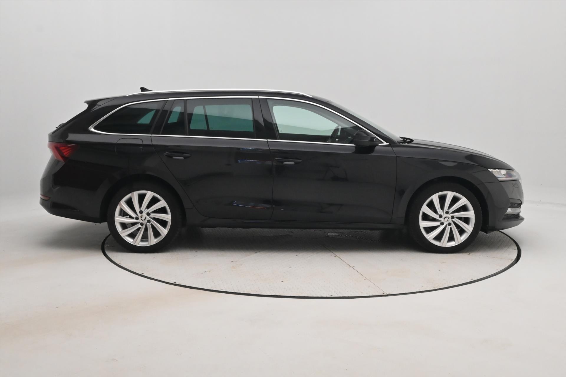 Hlavní fotografie vozu Škoda Octavia 1,4 TSI iV 150kW DSG Style Záruka až 5 let (5)