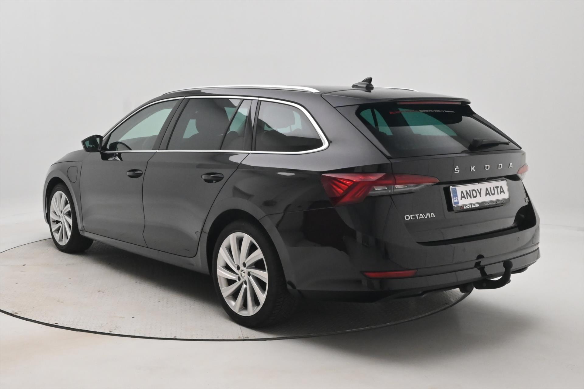 Hlavní fotografie vozu Škoda Octavia 1,4 TSI iV 150kW DSG Style Záruka až 5 let (8)