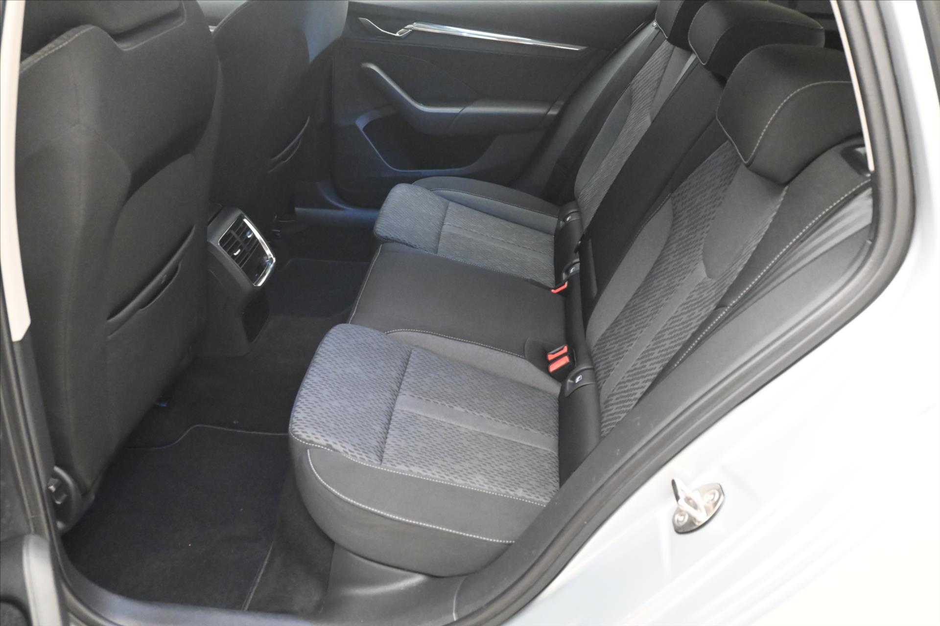 Main photo of the car Skoda Octavia 2.0 TDI 110kW DSG Style Warranty up to 5 years (15)