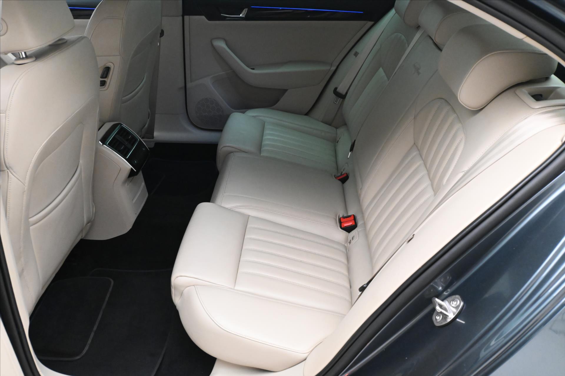 Hlavní fotografie vozu Škoda Superb 2,0 TDI 140 kW DSG L&K Záruka až 5 let (15)