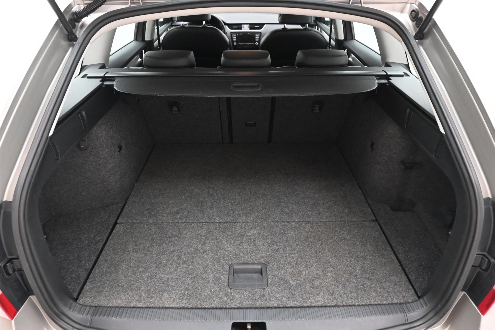 Hlavní fotografie vozu Škoda Octavia 2,0 TDI 110kW Elegance Tažné Výhřev skla (10)