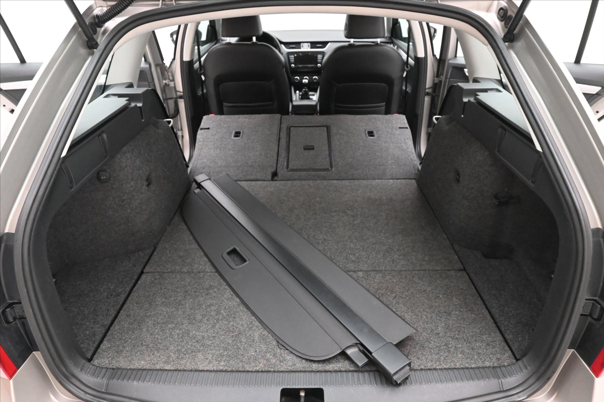 Hlavní fotografie vozu Škoda Octavia 2,0 TDI 110kW Elegance Tažné Výhřev skla (11)