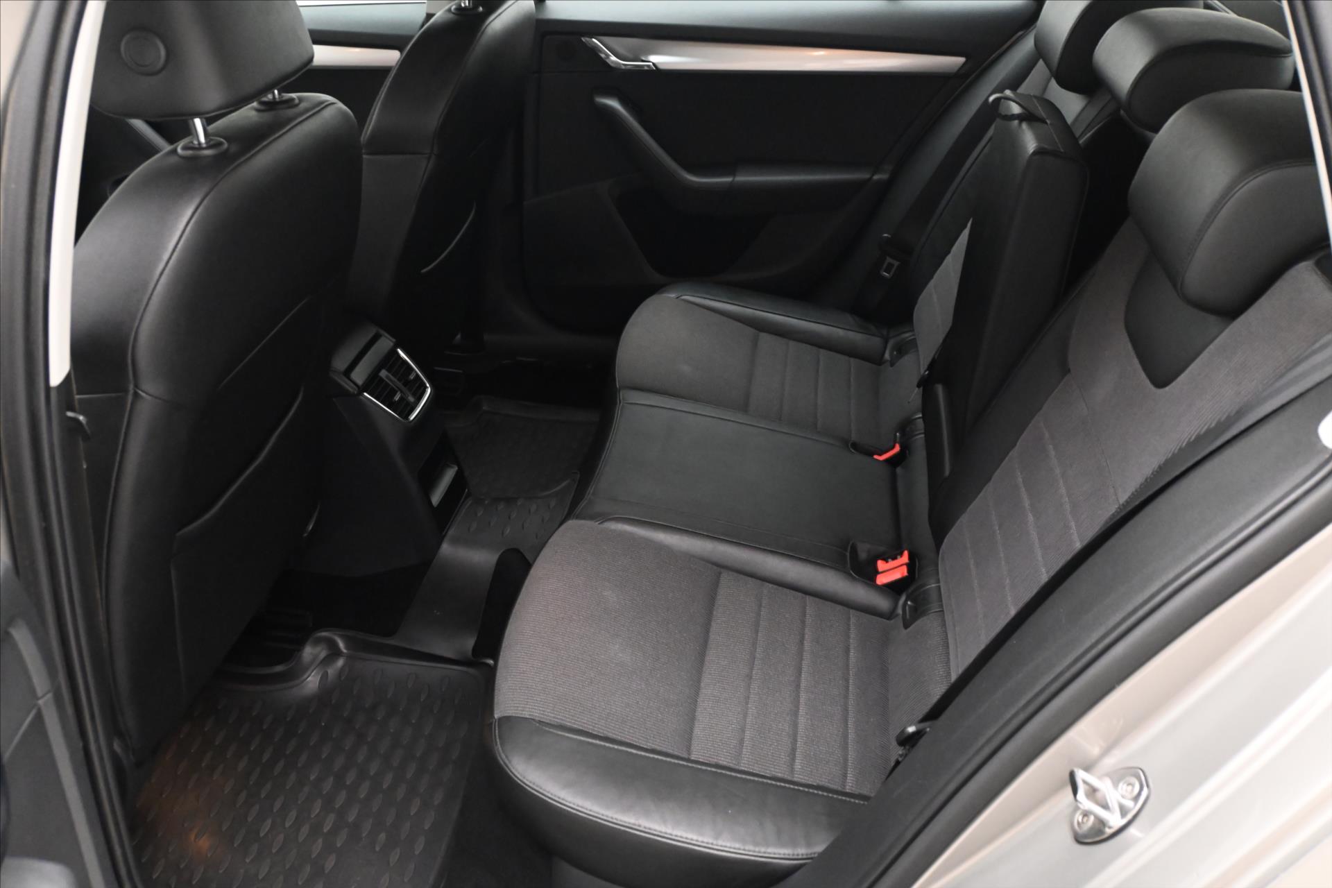 Hlavní fotografie vozu Škoda Octavia 2,0 TDI 110kW Elegance Tažné Výhřev skla (14)