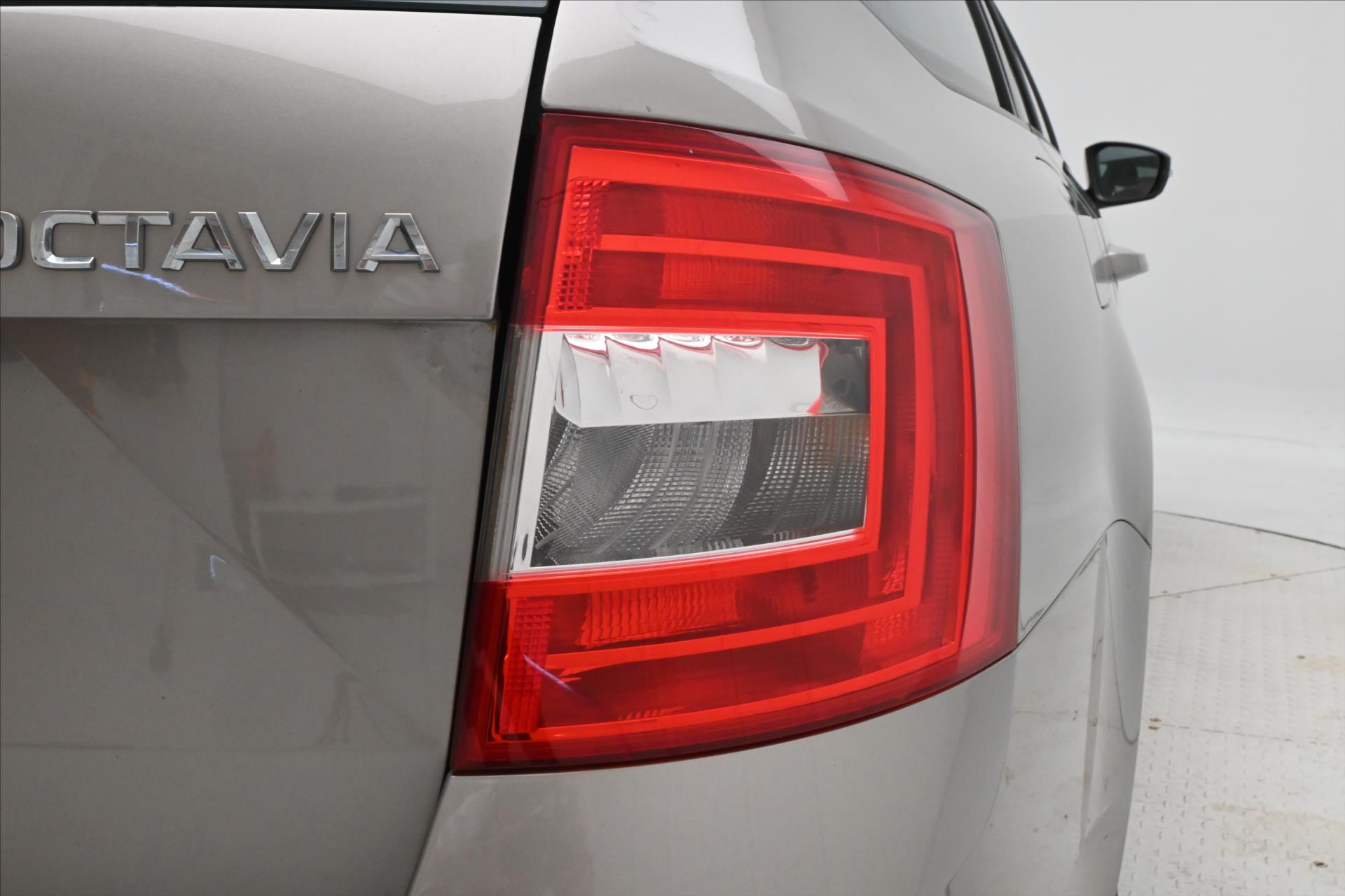 Hlavní fotografie vozu Škoda Octavia 2,0 TDI 110kW Elegance Tažné Výhřev skla (29)