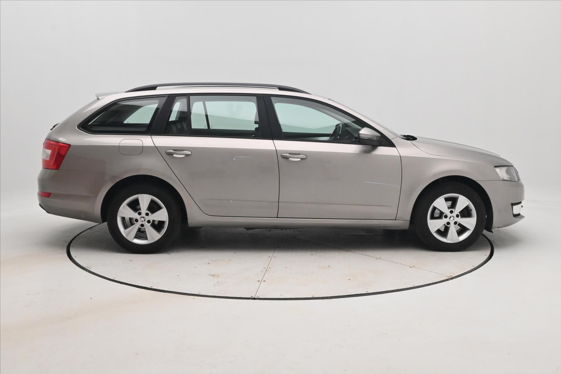 Hlavní fotografie vozu Škoda Octavia 2,0 TDI 110kW Elegance Tažné Výhřev skla (4)