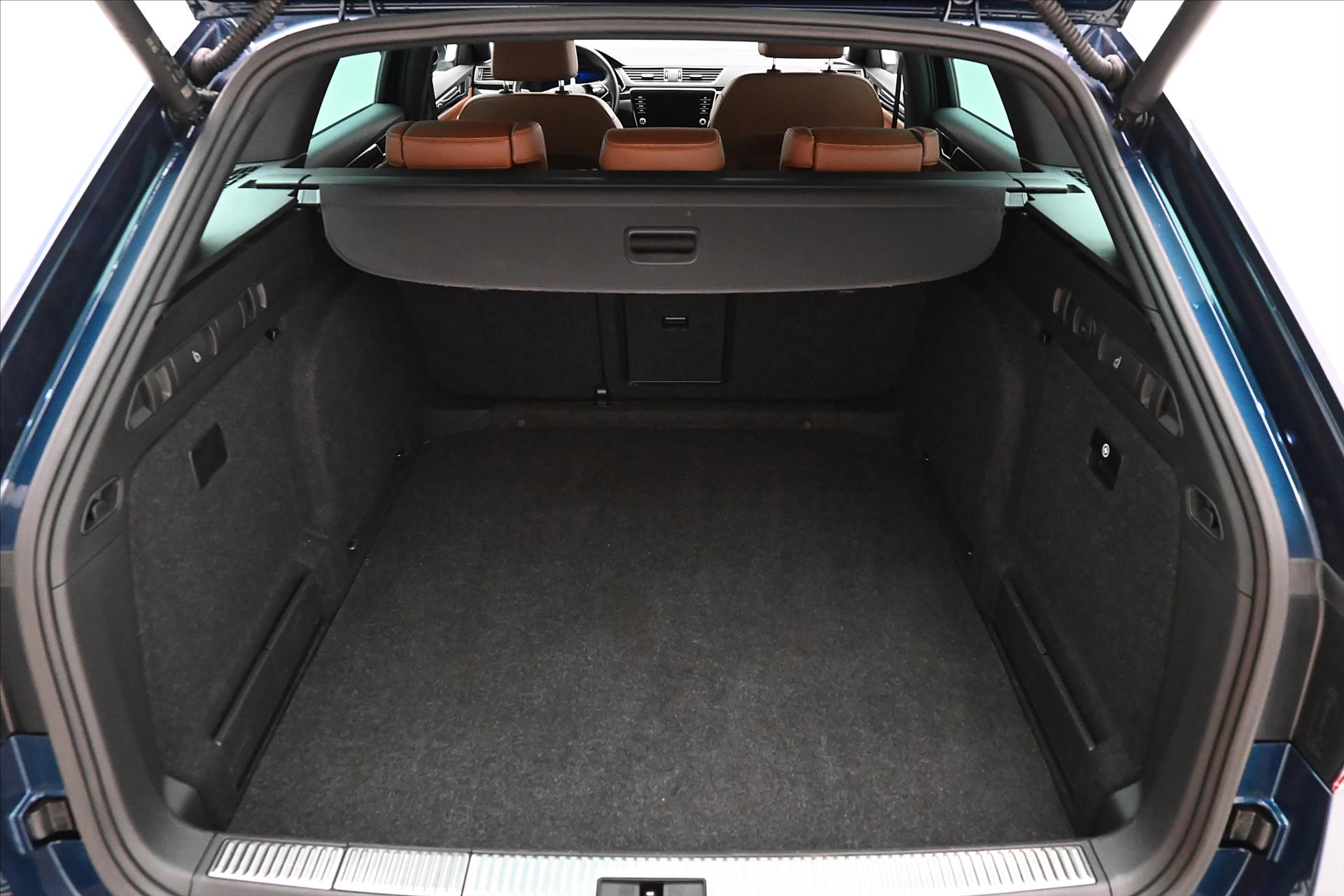 Hlavní fotografie vozu Škoda Superb 2,0 TSI 206kW L&K DSG 4x4 Záruka až 5 let (10)