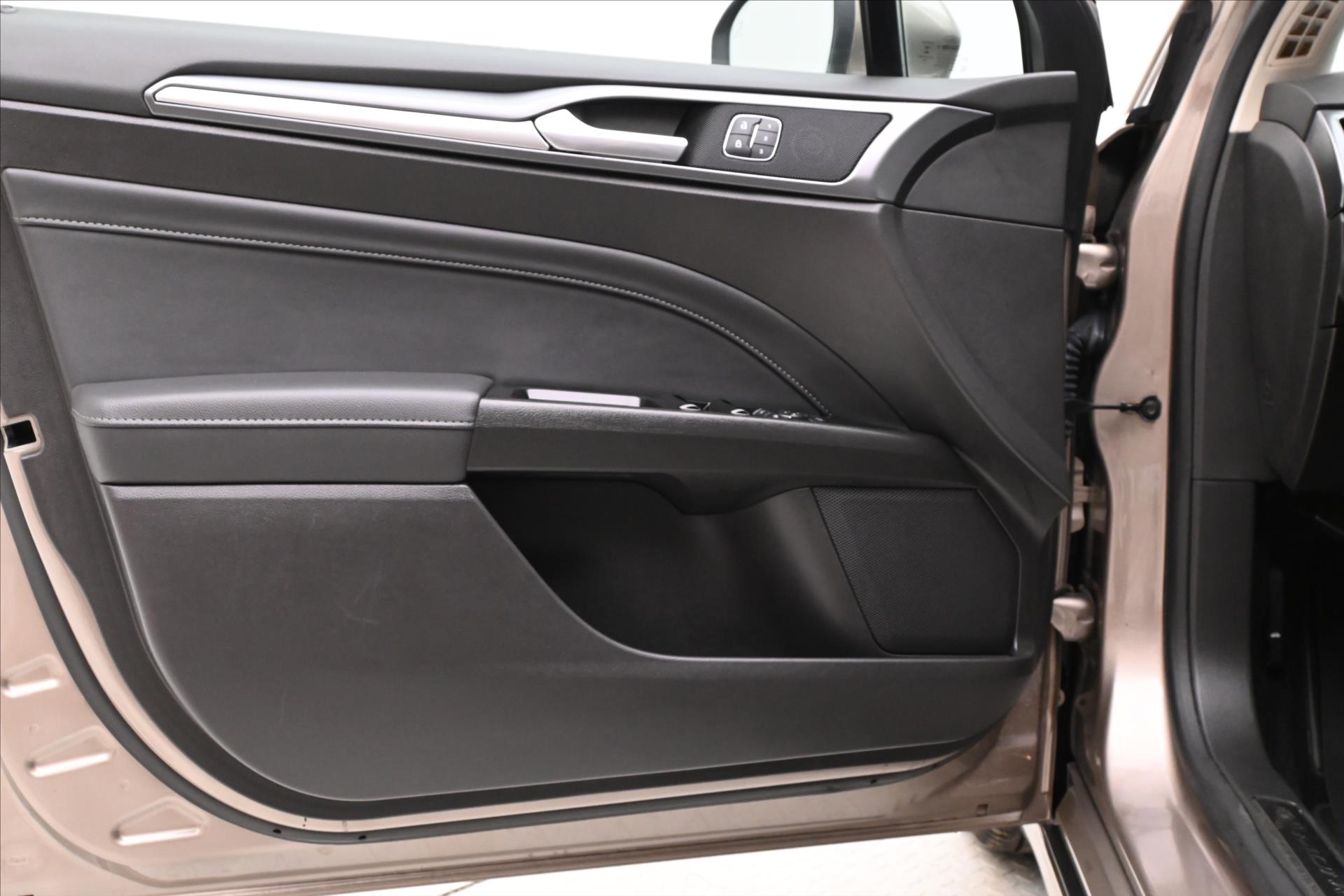 Hlavní fotografie vozu Ford Mondeo 2,0 TDCi Duratorq 112 kW Titanium Záruk (24)