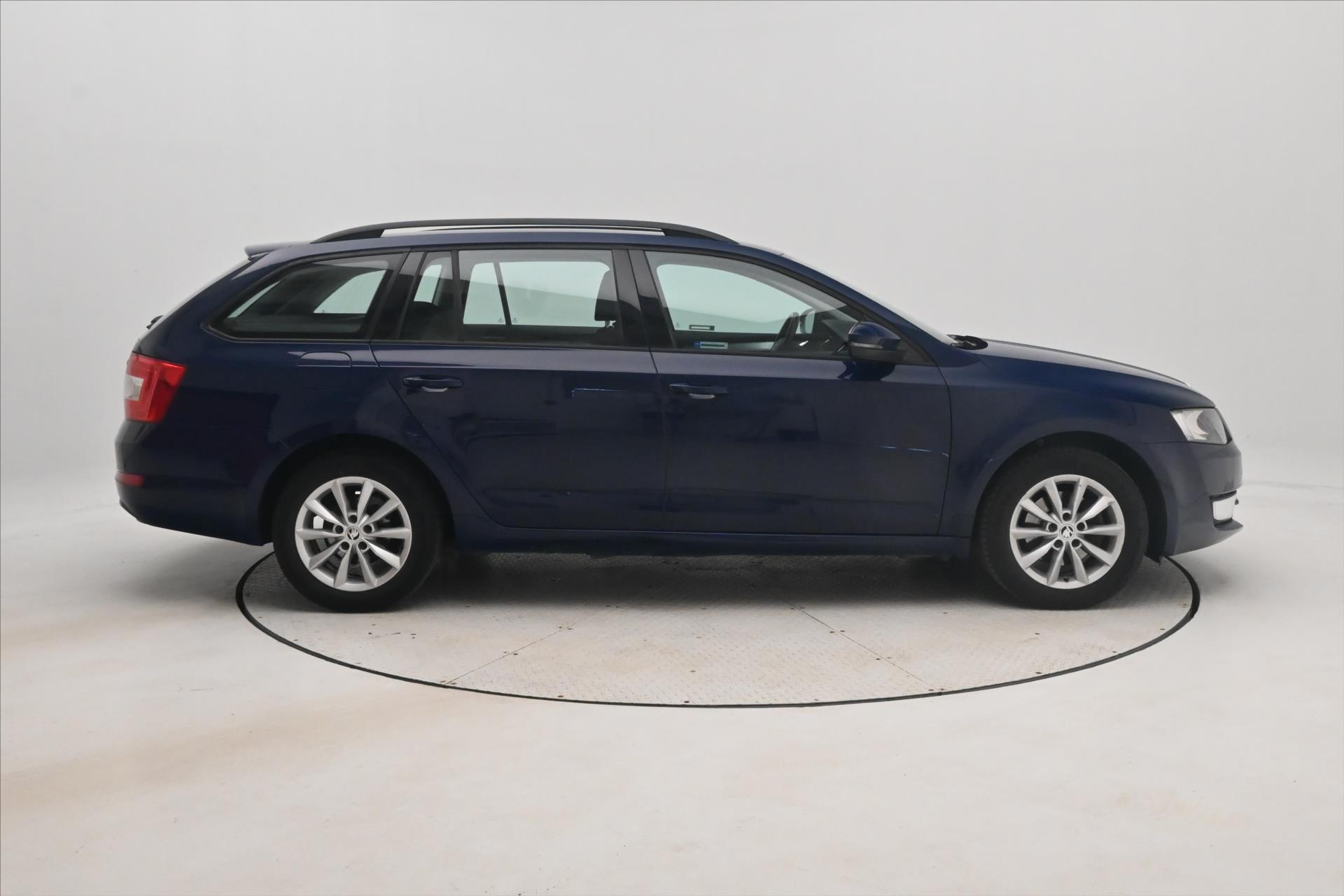 Hlavní fotografie vozu Škoda Octavia 1,6 TDI 77 kW Ambition (4)