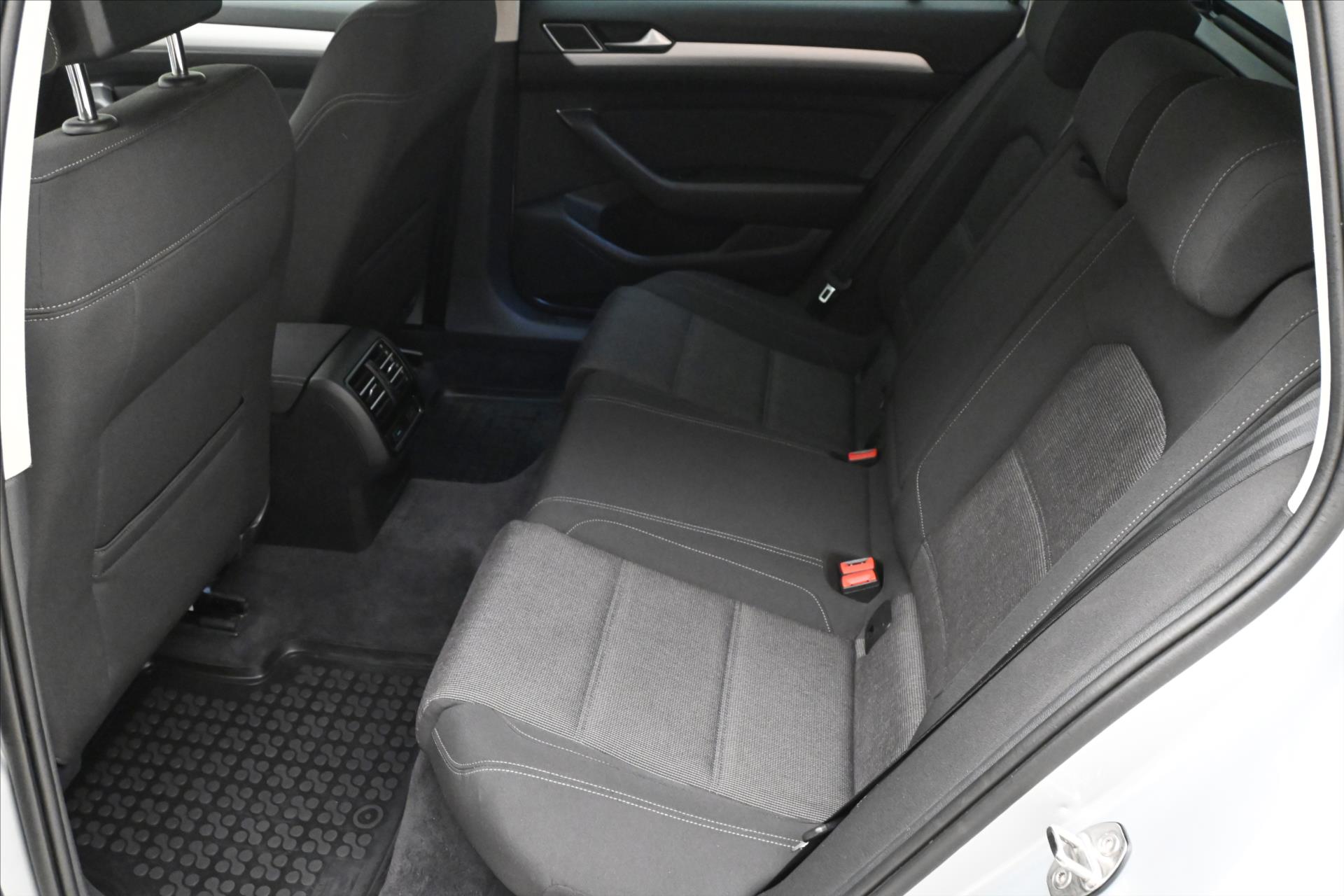 Main photo of the car Volkswagen Passat 2.0 TDI 110 kW Navigation Warranty up to 5 years (15)