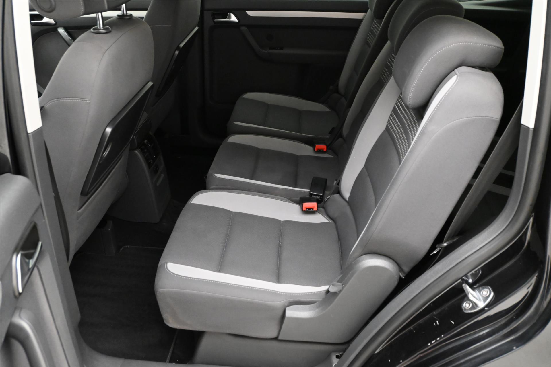 Main photo of the car Volkswagen Touran 2.0 TDI 103kW DSG 7 seats new MOT (15)