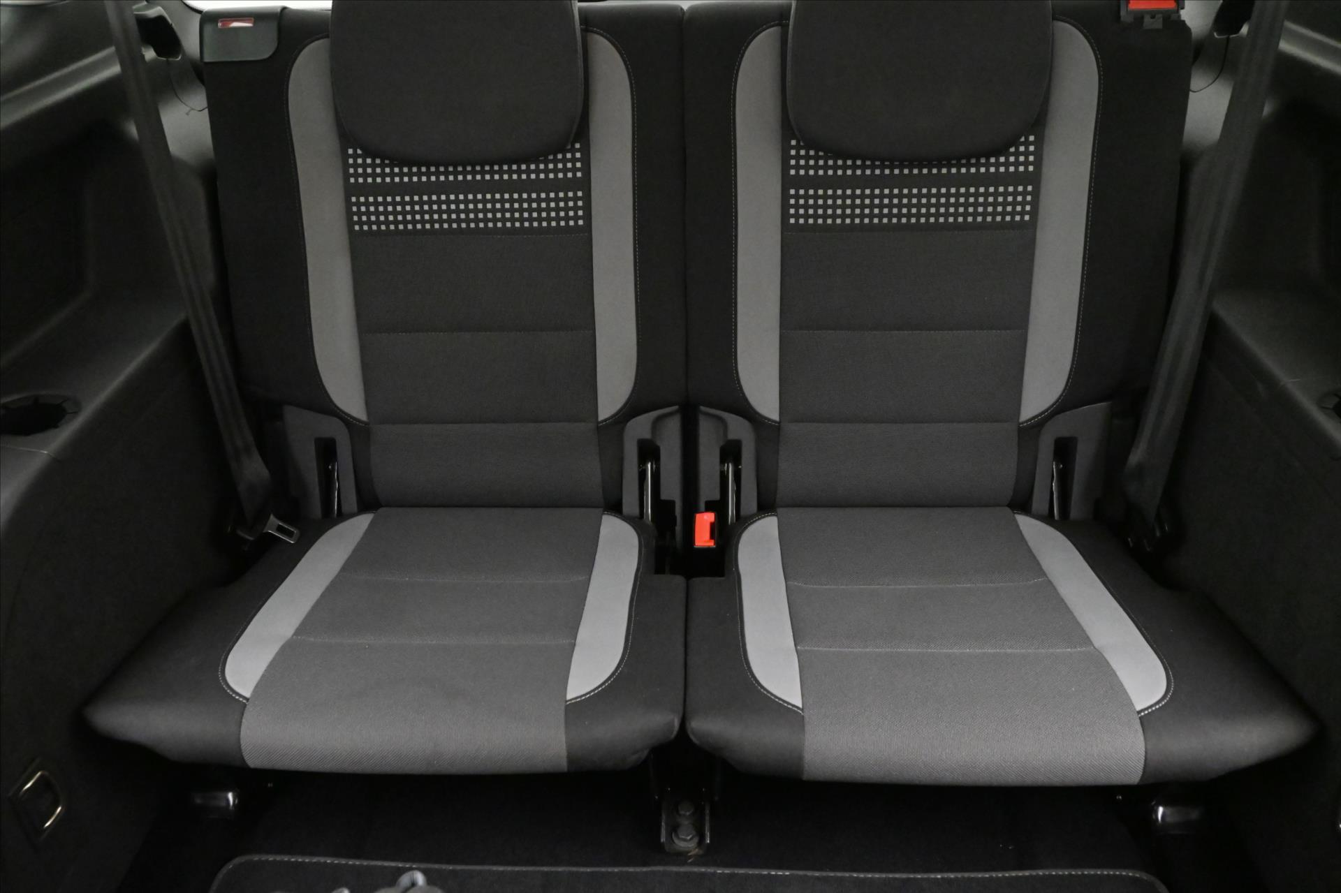 Main photo of the car Volkswagen Touran 2.0 TDI 103kW DSG 7 seats new MOT (28)