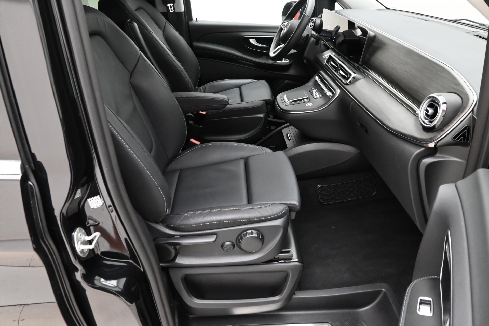 Hlavní fotografie vozu Mercedes-Benz Třídy V 2,0 300D 174kW XL Avantgarde 8míst Záruka až 5 (17)
