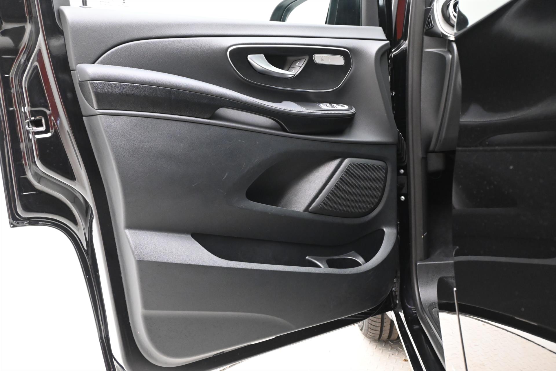 Hlavní fotografie vozu Mercedes-Benz Třídy V 2,0 300D 174kW XL Avantgarde 8míst Záruka až 5 (23)