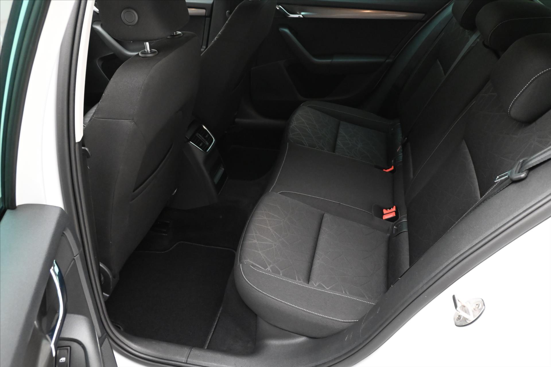 Hlavní fotografie vozu Škoda Octavia 2,0 TDI 110 kW DSG Clever Záruka až 5 let (14)