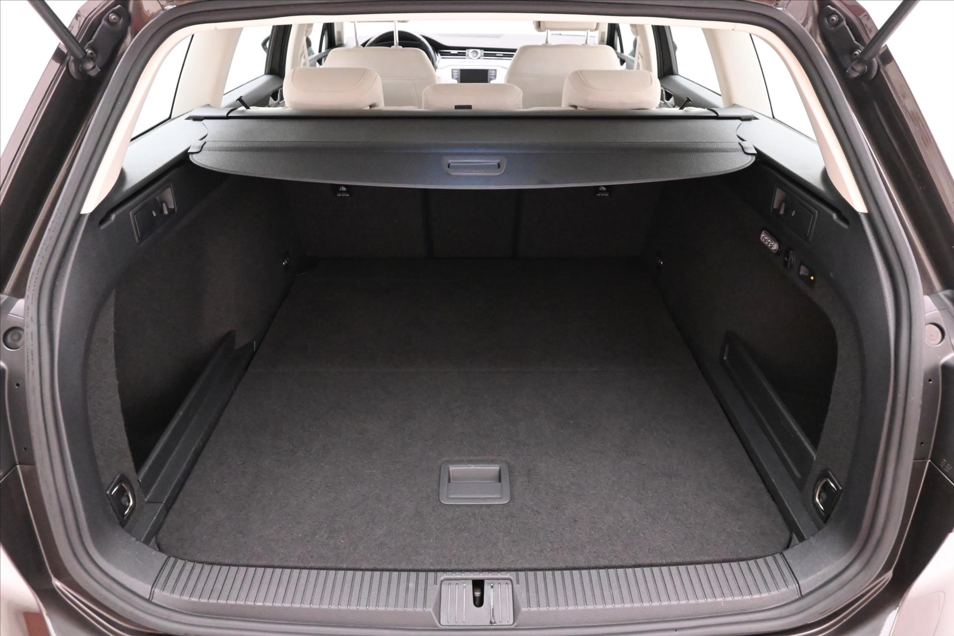 Hlavní fotografie vozu Volkswagen Passat 2,0 TDI 110kW Tažné Záruka až 5 let (11)