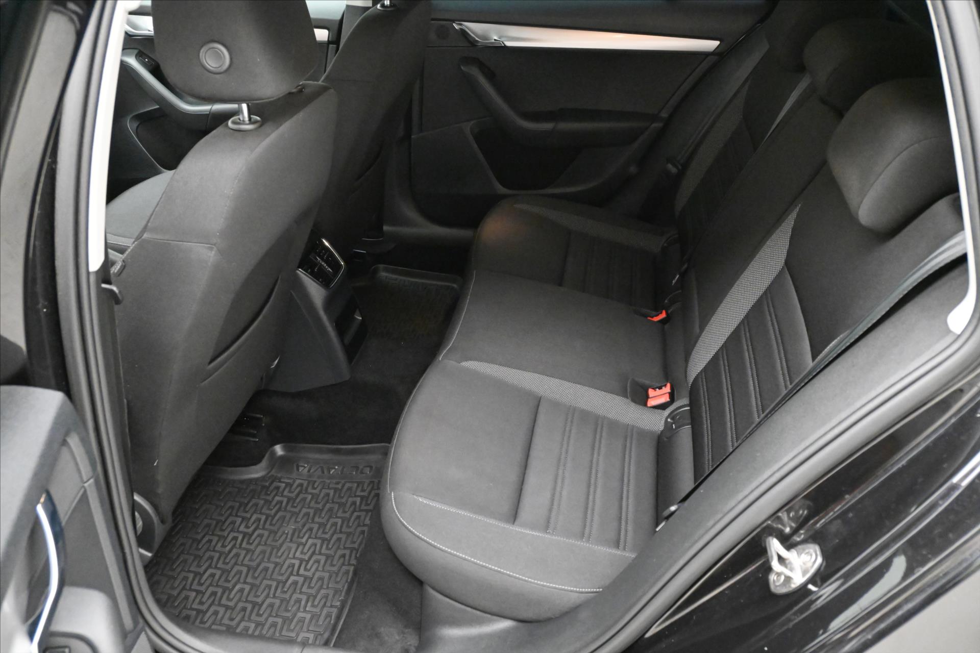 Hlavní fotografie vozu Škoda Octavia 2,0 TDI 110kW Tažné DSG Záruka až 5 let (15)