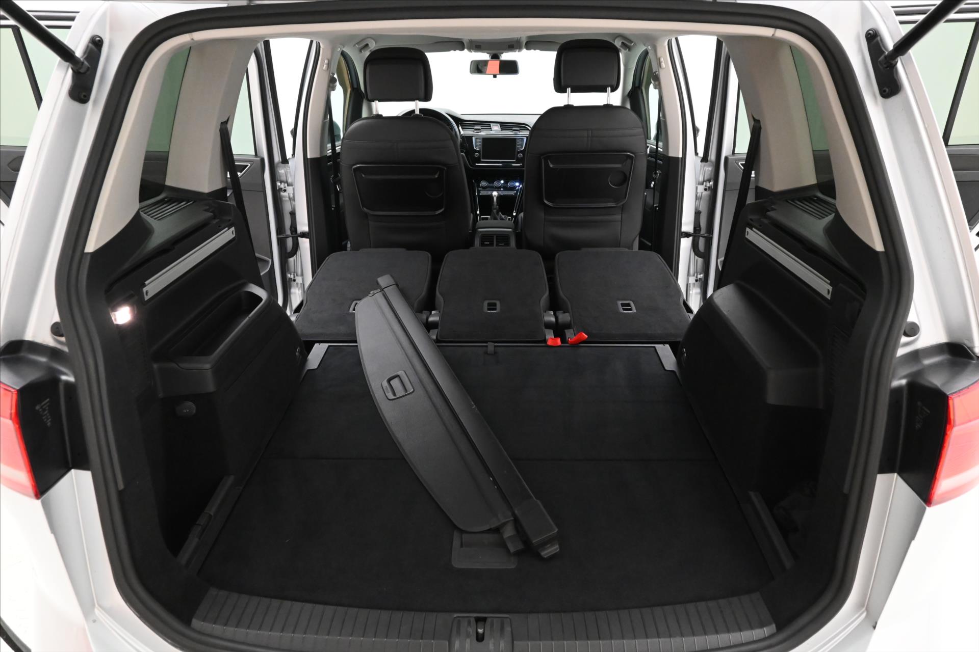 Main photo of the car Volkswagen Touran 2.0 TDI 110kW DSG Warranty up to 5 years (11)