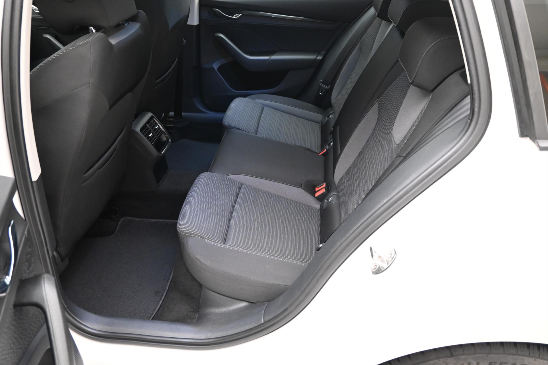 Hlavní fotografie vozu Škoda Octavia 2,0 TDI 110kW DSG Ambition Záruka až 5 let (14)