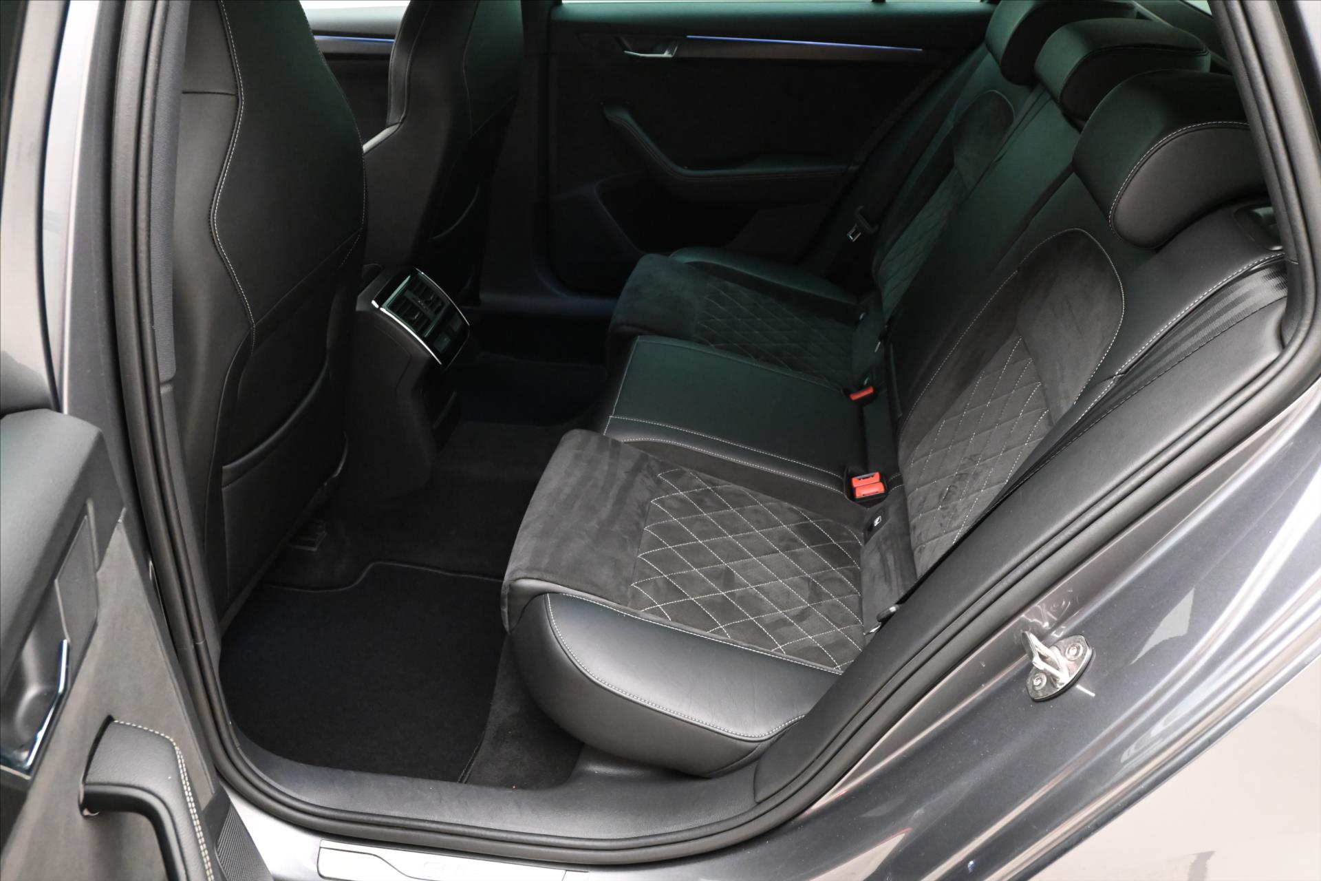 Hlavní fotografie vozu Škoda Superb 1,4 TSI 115kW iV DSG Sportline SoH 98% Záruka až 5 let (14)