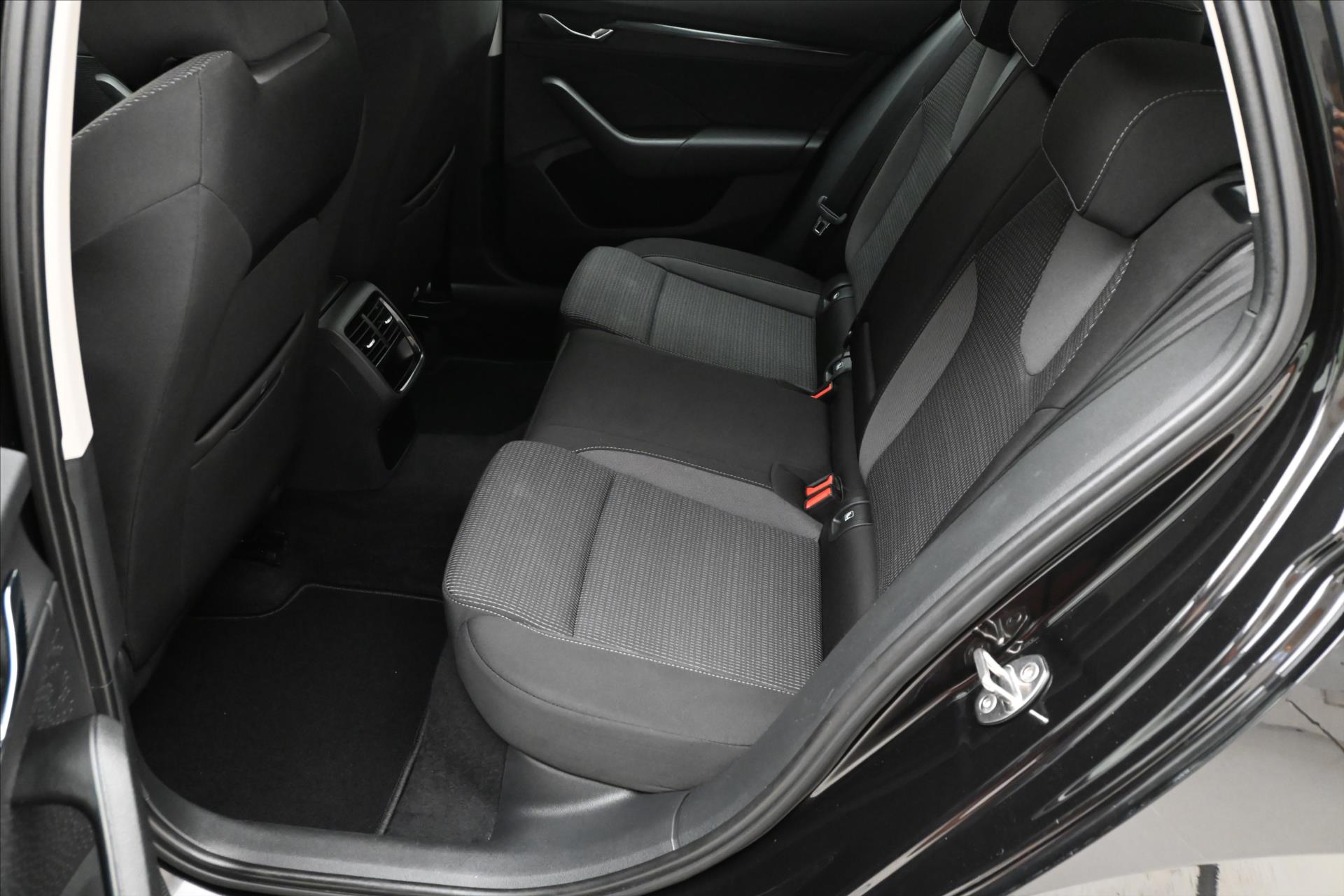 Main photo of the car Skoda Octavia 1.0 TSI 81kW M-HEV DSG Warranty up to 5 years (14)