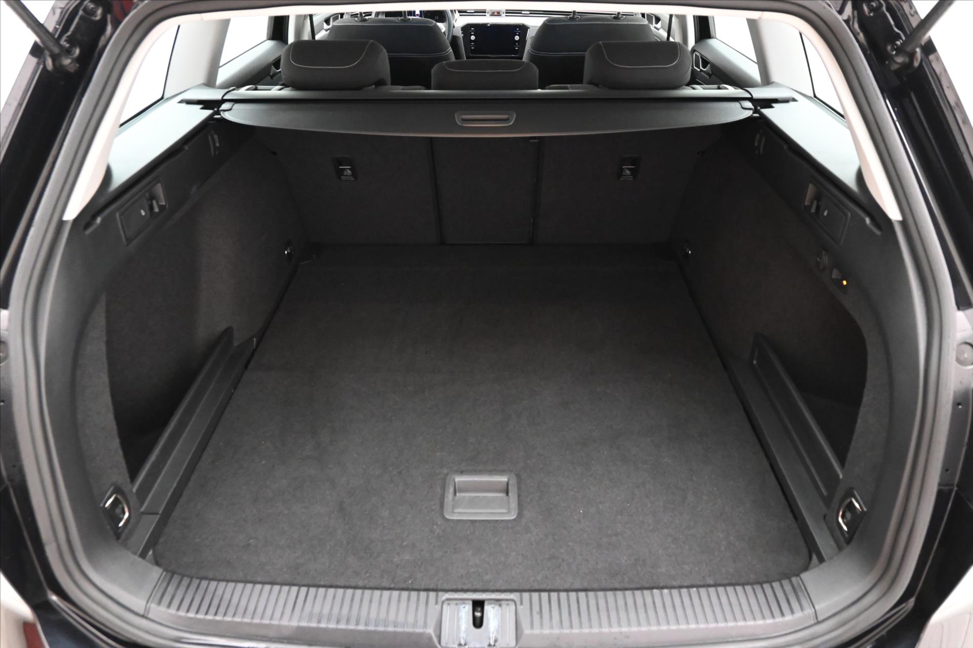 Hlavní fotografie vozu Volkswagen Passat 2,0 TDI 147kW DSG Business Záruka až 5 let (11)