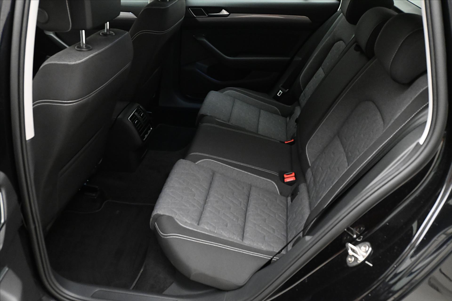 Hlavní fotografie vozu Volkswagen Passat 2,0 TDI 147kW DSG Business Záruka až 5 let (14)