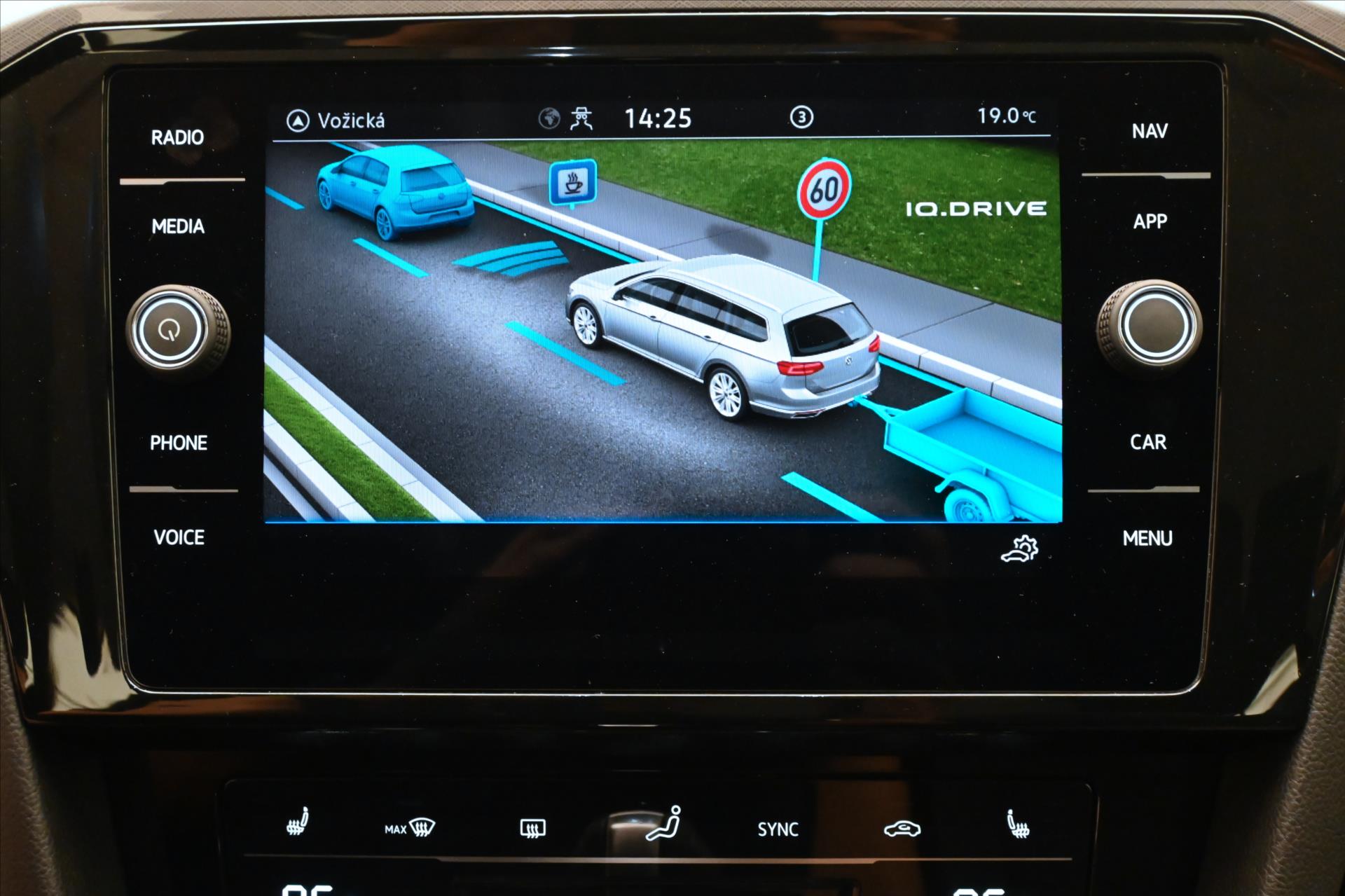 Hlavní fotografie vozu Volkswagen Passat 2,0 TDI 147kW DSG Business Záruka až 5 let (21)