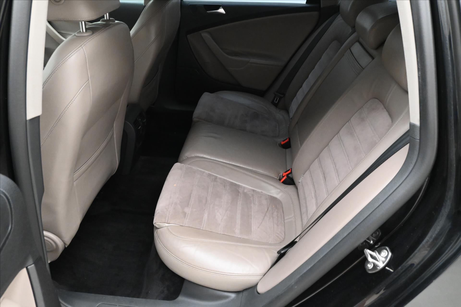 Hlavní fotografie vozu Volkswagen Passat 2,0 103kW NOVÁ STK 4/28 (14)