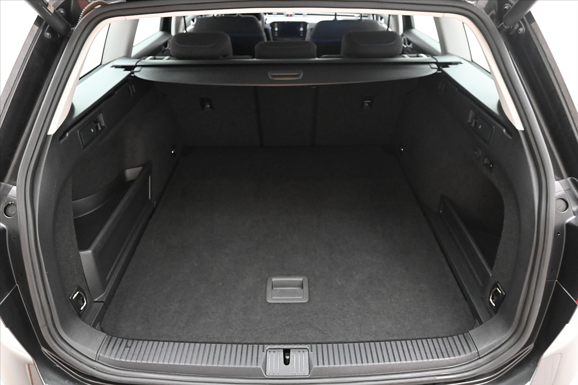 Hlavní fotografie vozu Volkswagen Passat 1,4 GTE 160 kW DSG Business Záruka až 5 let (10)