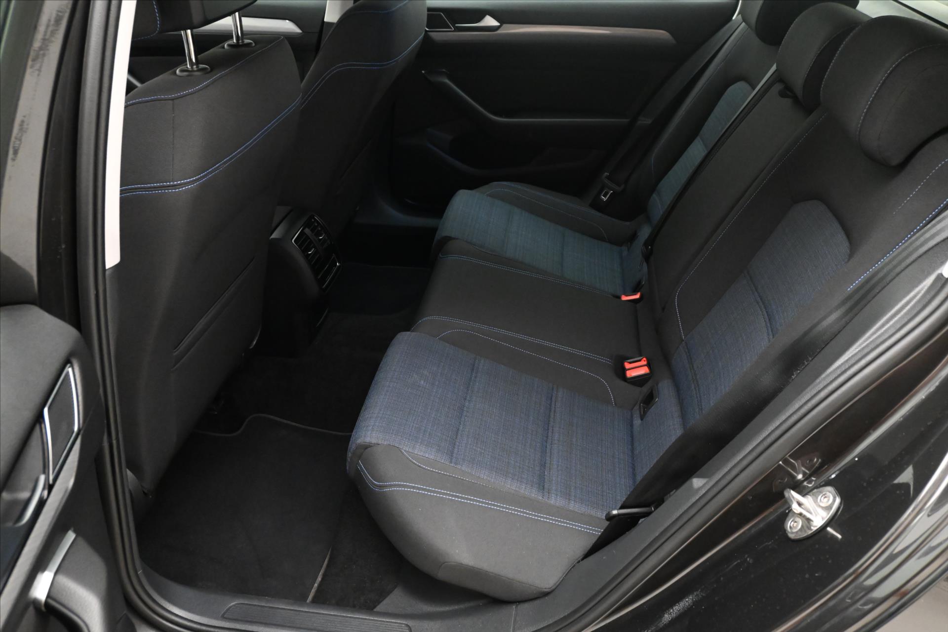 Hlavní fotografie vozu Volkswagen Passat 1,4 GTE 160 kW DSG Business Záruka až 5 let (14)