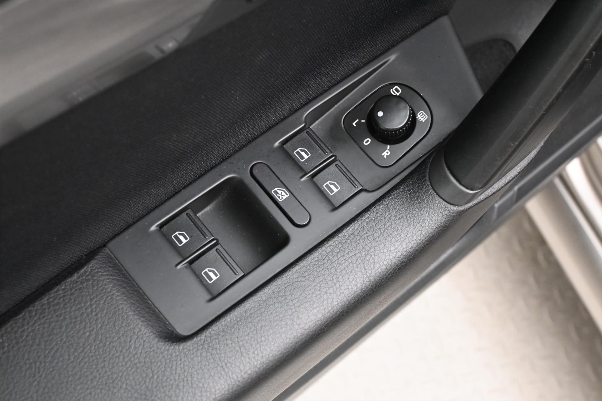Hlavní fotografie vozu Volkswagen Passat 2,0 TDI 103 kW Business Edition Panorama Záruka (25)