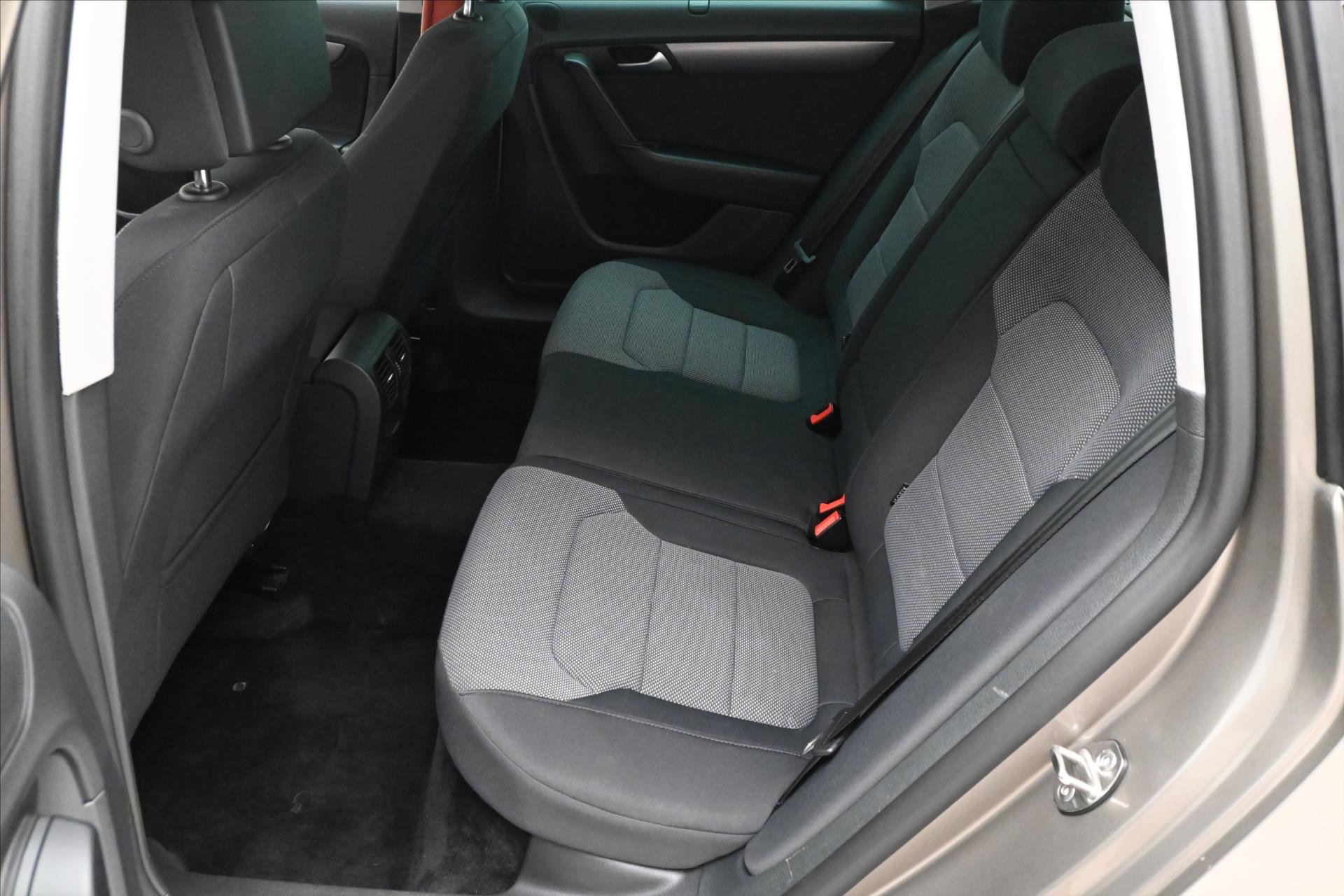 Hlavní fotografie vozu Volkswagen Passat 2,0 TDI 103kW Business Edition Panorama Záruka (14)