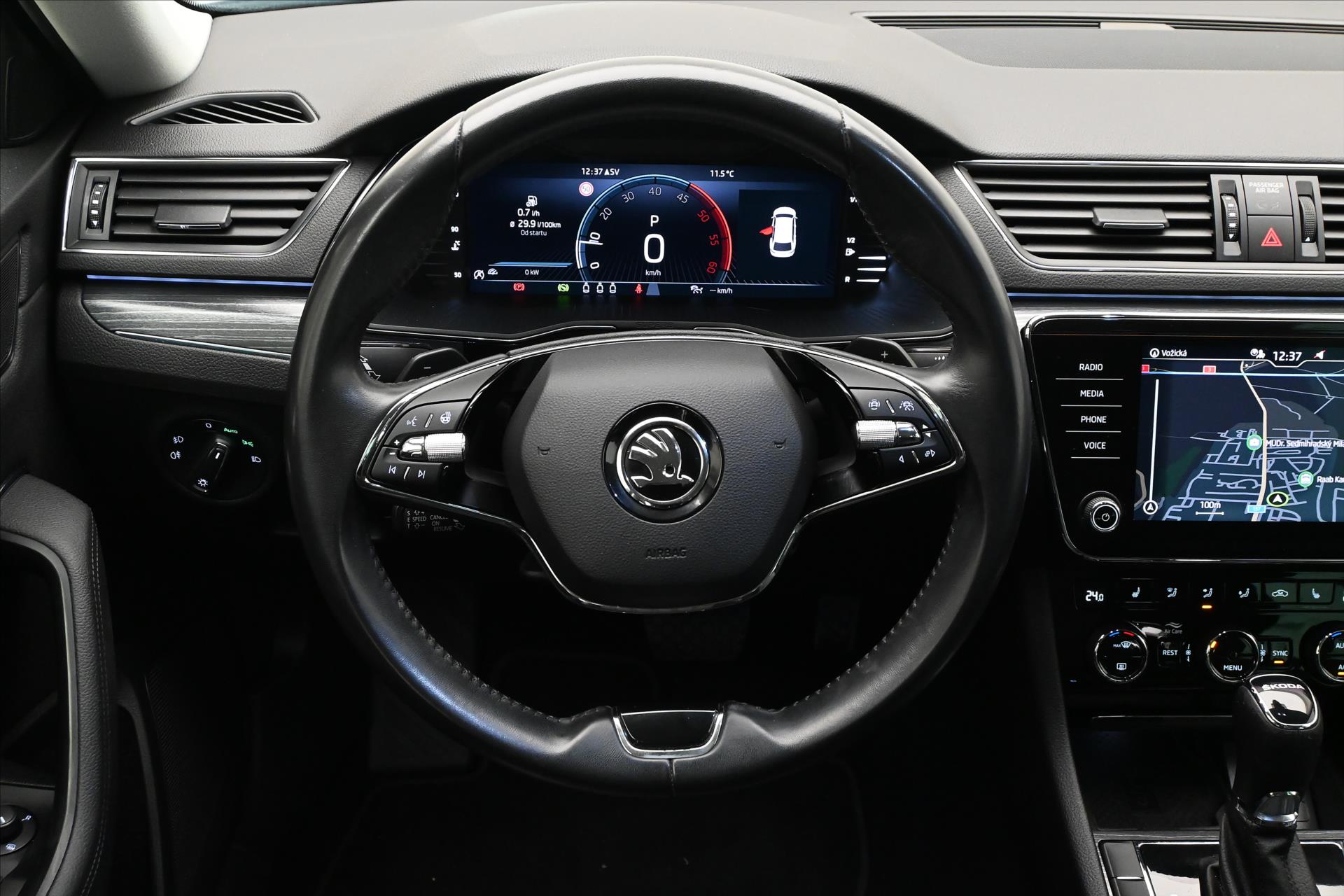 Hlavní fotografie vozu Škoda Superb 2,0 TDI 110 KW DSG STYLE Záruka až 5 let (18)