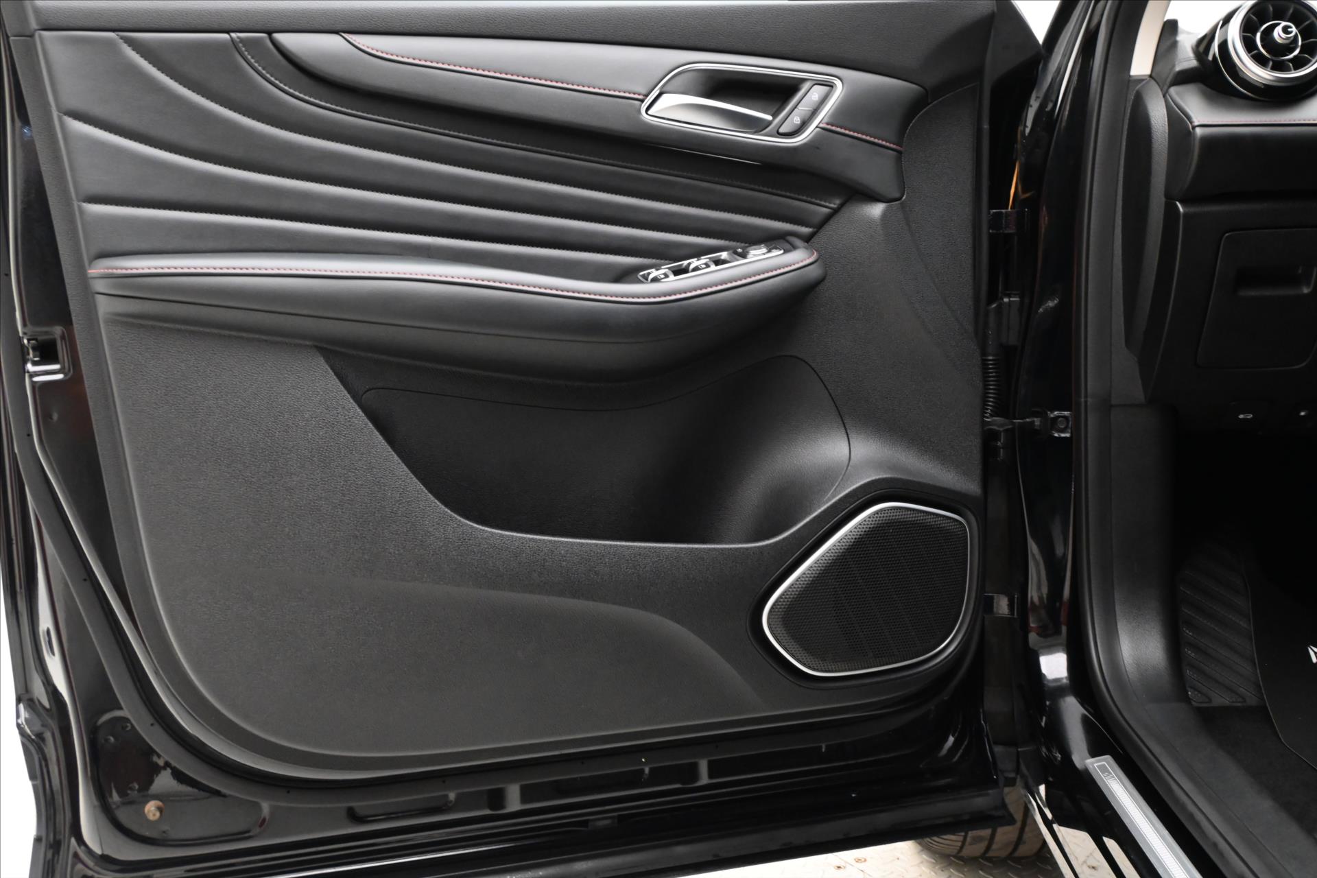 Main photo of the car Mg EHS 1.5 TGI PHEV 119kW AT Luxury Warranty up to 5 years (24)