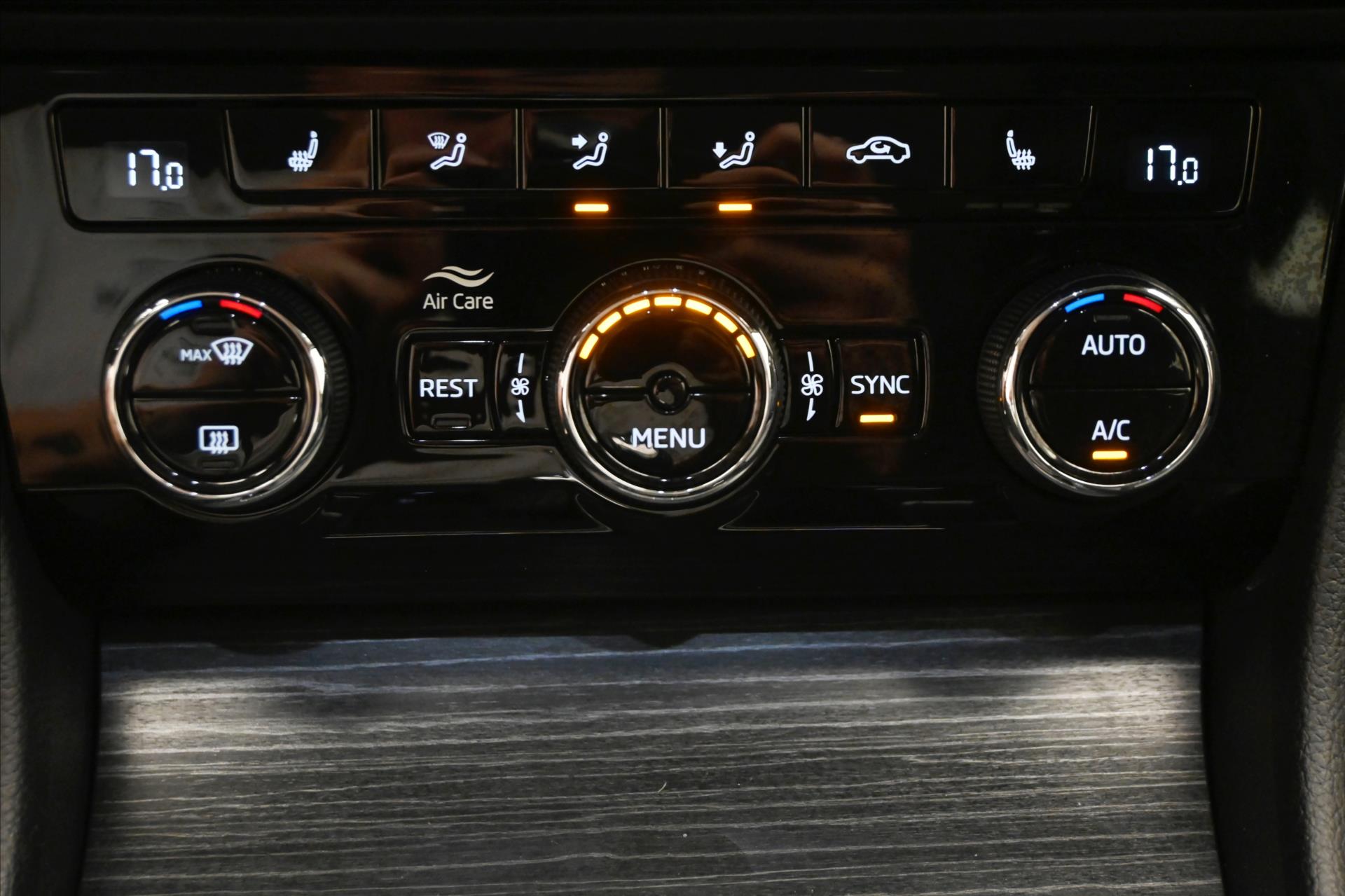 Hlavní fotografie vozu Škoda Superb 2,0 TDI 110 kW DSG Style Záruka až 5 let (21)