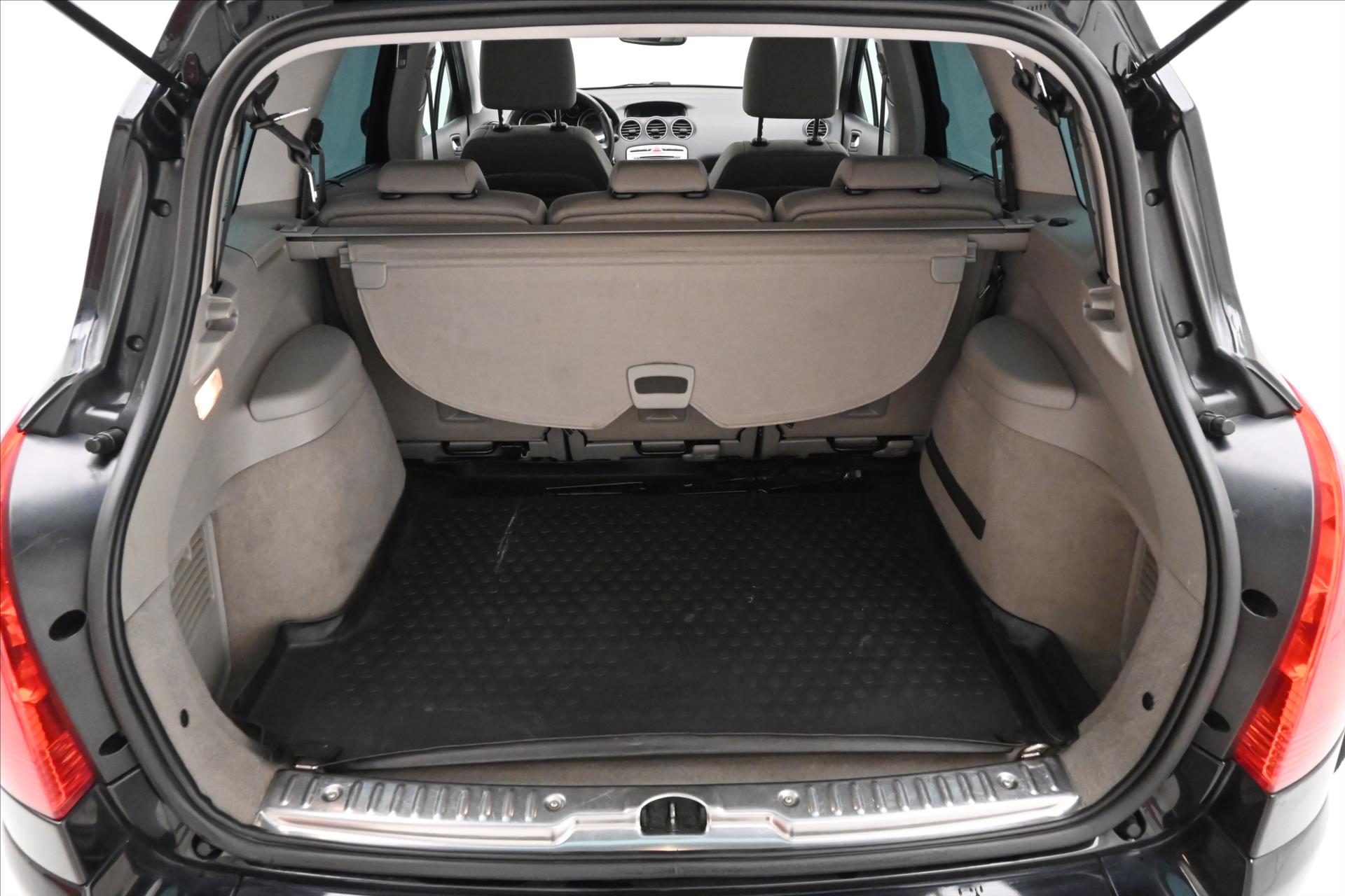 Main photo of the car Peugeot 308 1.6 SW HDI 82 kW Panorama (10)