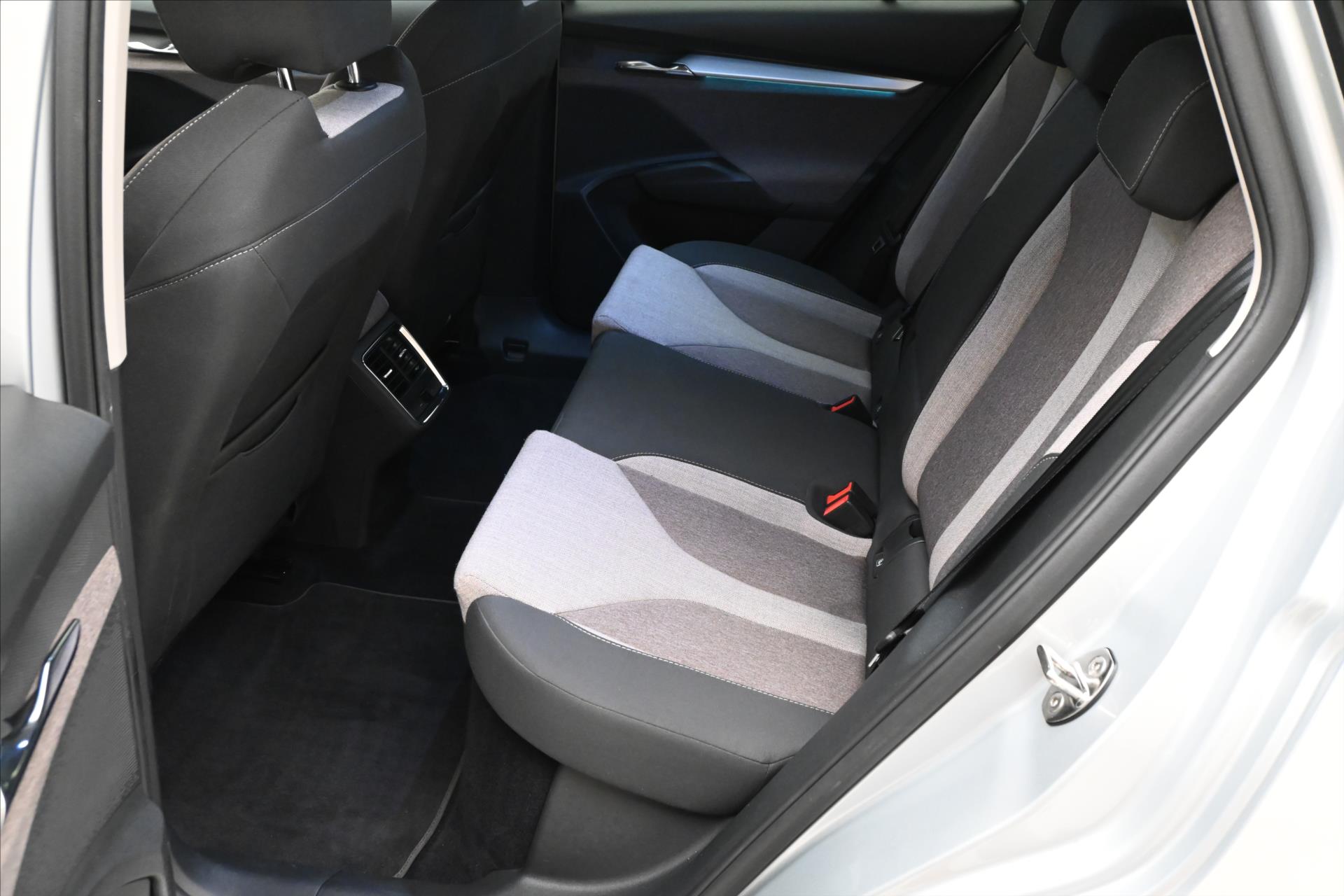 Hlavní fotografie vozu Škoda Enyaq iV 60 132 kW SOH 88% FIRST Edition Záruka až 3 rok (15)