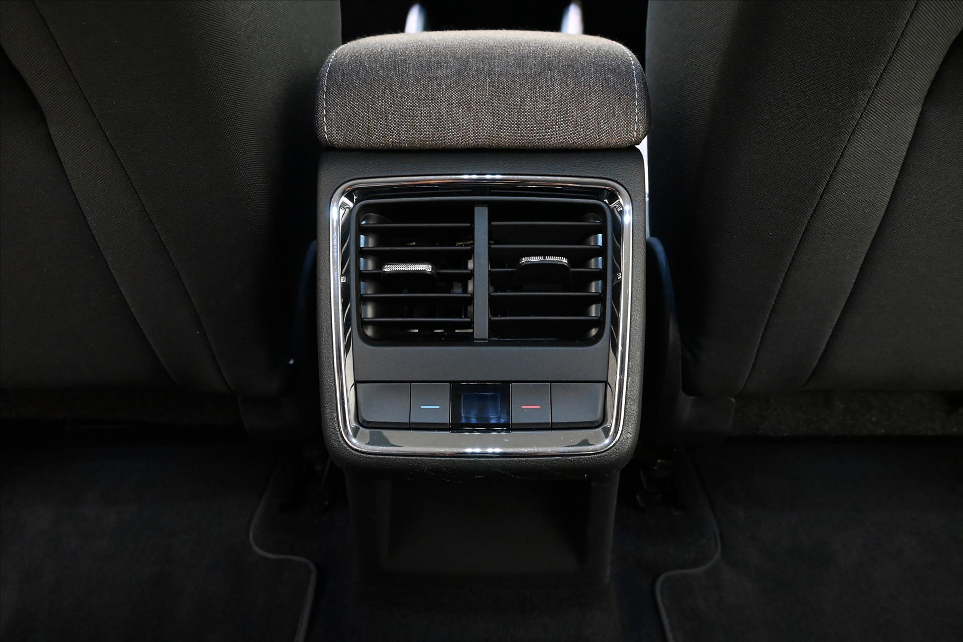 Hlavní fotografie vozu Škoda Enyaq iV 60 132kW SOH 88% FIRST Edition Záruka až 3 roky (24)
