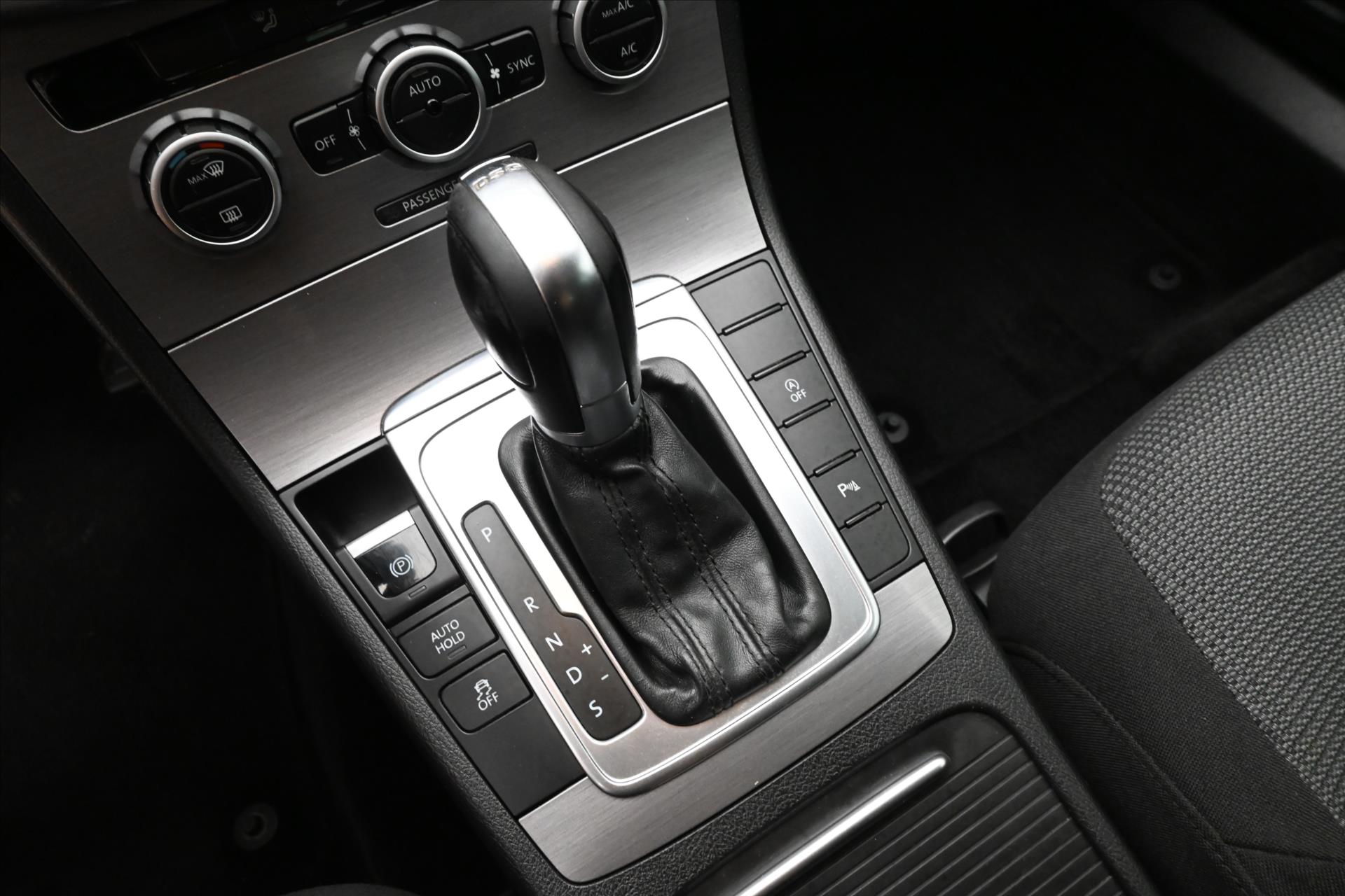 Hlavní fotografie vozu Volkswagen Passat 2,0 TDI 103kW DSG Nová STK (21)