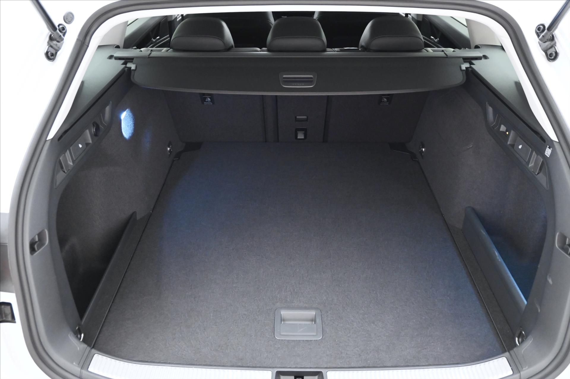 Hlavní fotografie vozu Volkswagen Passat 2,0 TDI 110 kW DSG Business Záruka až 5 let (10)